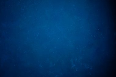 Ortasında ışık lekesi olan mavi yapısal bir zemin. Yazı ve tasarım için tahta ögesi