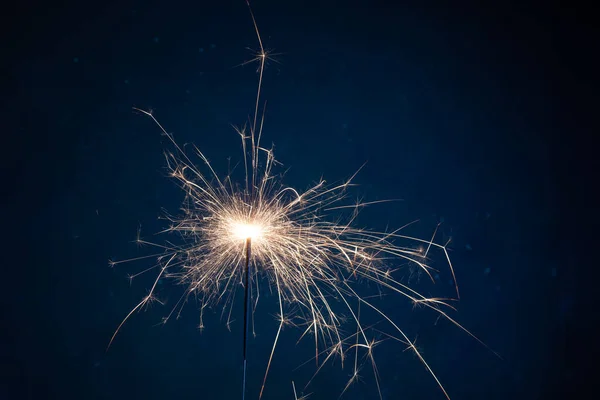 Queimando fogos de artifício brilhantes em um fundo azul escuro. Natal e conceito festivo do evento. Fogos — Fotografia de Stock