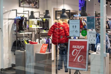 15.02.2021, Rusya, Moskova. Büyük alışveriş merkezlerinde mevsimlik satış. İndirimli kıyafet alışverişi..