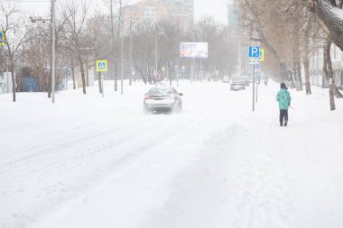 13.02.2021, Rusya, Moskova. Şehrin sokaklarında kar ve kar yağışı. Bir kar fırtınasının ardından.
