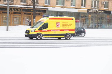 13.02.2021, Rusya, Moskova. Kış mevsiminde şehrin yollarında sarı renkli bir ambulans.