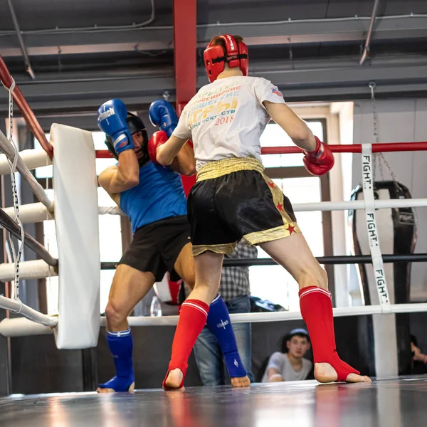 21 de março de 2021, Rússia, Moscou. Treinamento de lutadores de kickboxing no ringue em um clube esportivo. — Fotografia de Stock