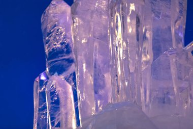 Mavi arka planda kristal ve buz külahları. Buz yaratıkları dik durur.