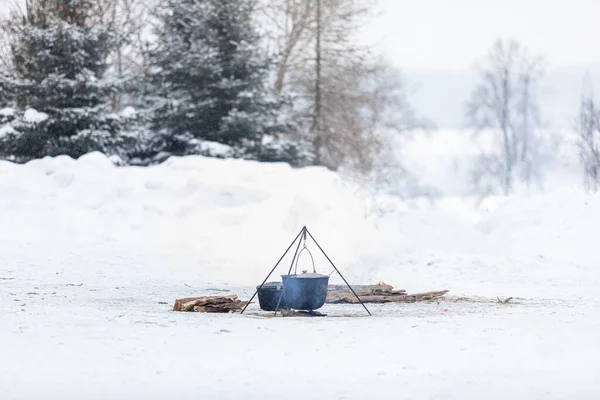 冬の屋外でのボイラーでのキャンプ条件での調理 — ストック写真