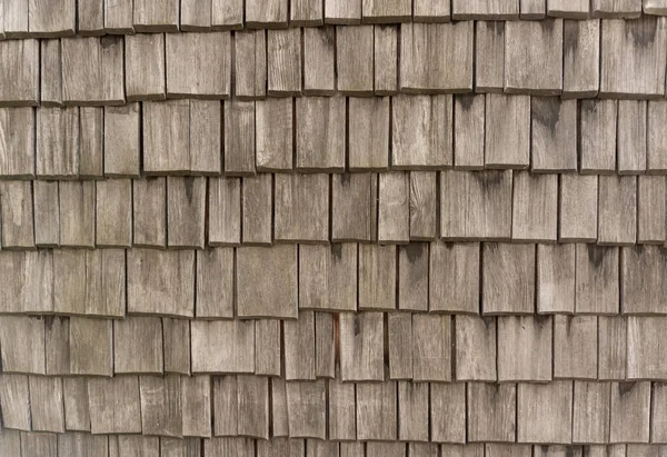 屋根のための木で作られたタイル。サーフェスは偶数行に配置されます。風化した古いテクスチャ素材. — ストック写真