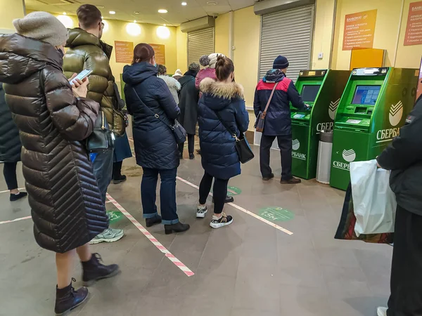 25.02.2022. Rusya, Moskova. Rusya 'nın en büyük bankasının müşterilerinin para çekmek için ATM kuyruğuna girmesi. Ekonomik kriz