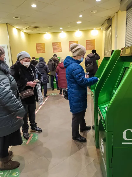 2022. február 24. Oroszország, Moszkva. Az ügyfelek sora a legnagyobb bank Oroszországban egy ATM-ben, hogy megkapja a készpénzt. — Stock Fotó