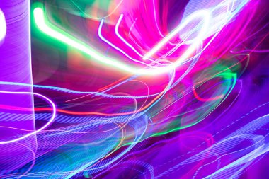 Öncü bir lambadan yavaş bir şekilde gelen ışığın soyut arkaplan hareketi. Işık yolunun izi.