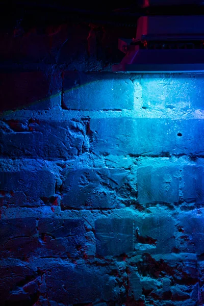 Mystical illumination of the brick wall in the old basement of the castle. — Stock Photo, Image