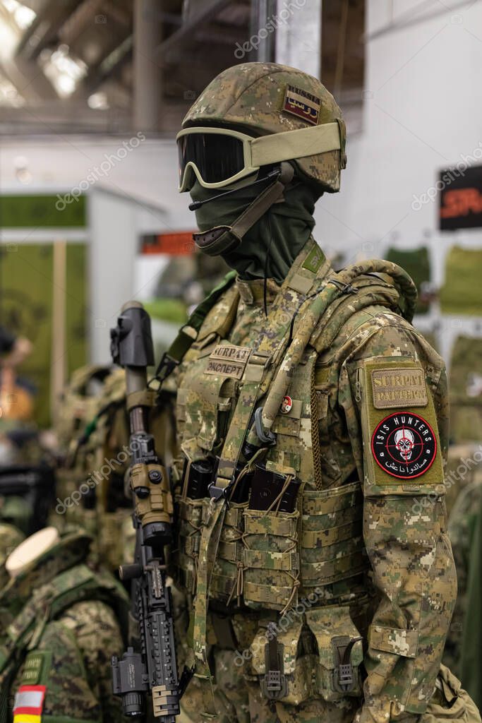 , Rusia, Moscú. Stand tienda de ropa camuflaje ejército. Maniquí  con ropa militar, 2023