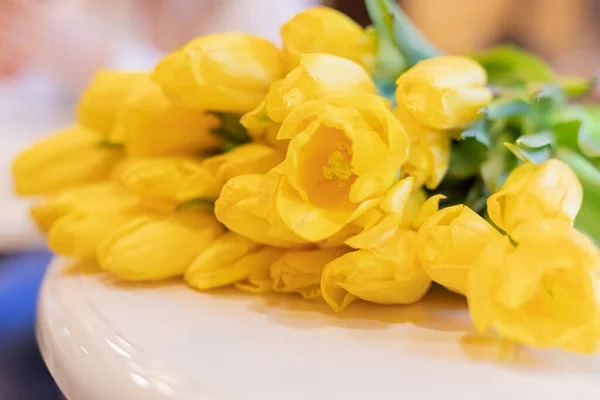 Un bouquet de tulipes jaunes printanières est sur la table. Espace pour le texte — Photo