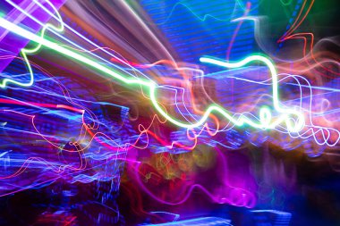 Öncü bir lambadan yavaş bir şekilde gelen ışığın soyut arkaplan hareketi. Işık yolunun izi.