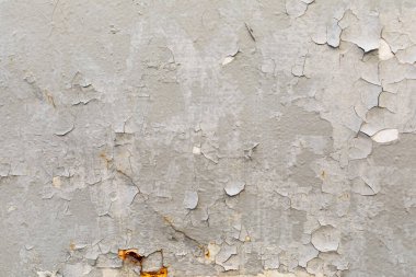Arka plandaki duvar, koyu boya lekeleriyle alçıdan yapılmış kaba bir yüzey. Tex ve tasarım için bir yer