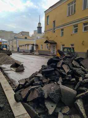 13.10.2021, Rusya, Moskova. Şehrin caddelerindeki karayolunun değiştirilmesi. İnşaat makineleri hareket halinde