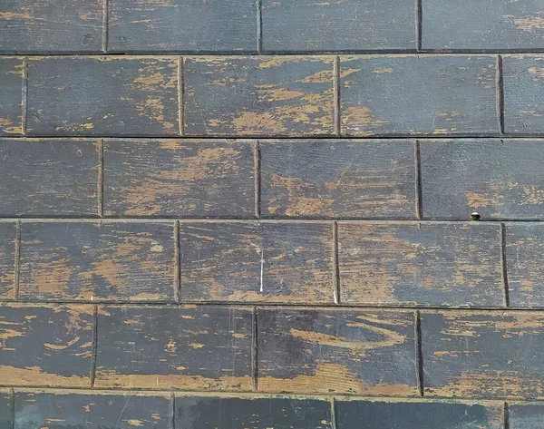 Drewniane tło ścienne w postaci cegieł w kolorze brązowym. Niszcząca struktura powierzchni. — Zdjęcie stockowe