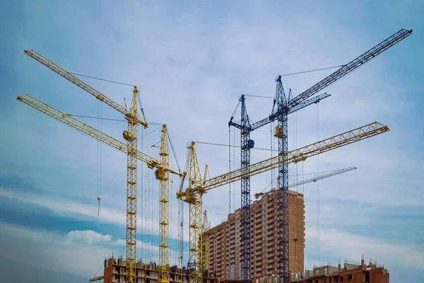 Construction cranes are erecting a multi-storey building. — Stock Photo, Image