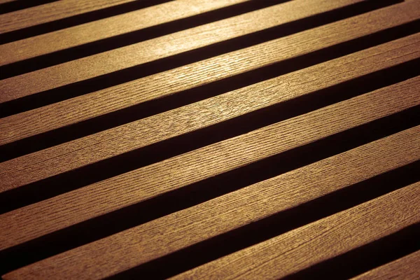 Oppervlak van bruine houten latten met zonnereflectie — Stockfoto