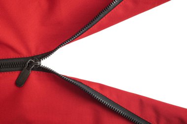 Kırmızı ceketin fermuarı tamamen açık değil. İzole edilmiş arka planda fermuarı olan bir parça kıyafet.. 