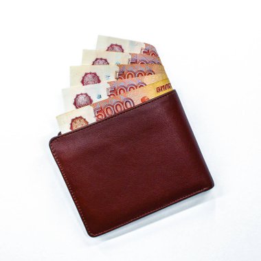 Beyaz arka plandaki kahverengi deri cüzdanda beş bin ruble banknot var. Rus parası..