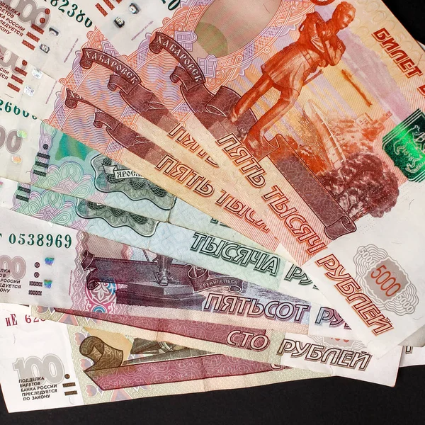 러시아 현금의 배경에 100 500 1000 5000 루블의 — 스톡 사진