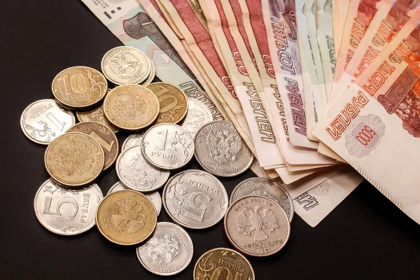 Orosz Készpénz Különböző Értékű Rubelérmék Egy Halom Fekete Hátterű Bankjegy Stock Kép