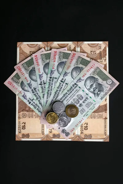 黒を基調としたインド銭100 10ルピー紙幣の組成 — ストック写真
