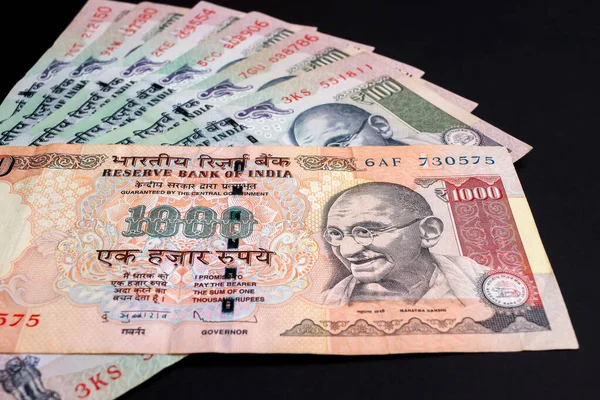 1000 100 Rúpiás Bankjegyek Fekete Háttérrel Indiai Valuta Stock Fotó