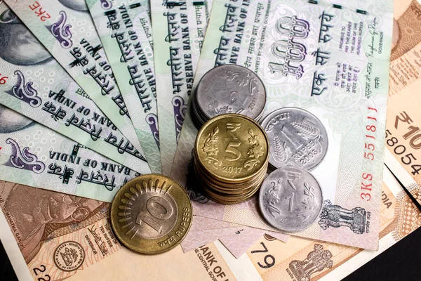 Monete Indiane Diverso Valore Banconote 100 Rupie Sullo Sfondo Foto Stock Royalty Free