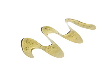 Taze sıvı bal beyaz arka planda zigzag şeklinde dökülür..