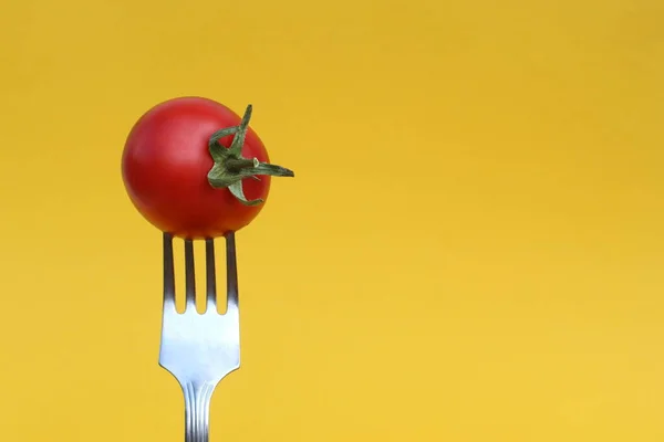 红色成熟的西红柿 叉子上有孤立的背景 — 图库照片