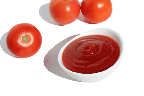 Sos Pomidorowy Talerzu Pomidorami Stoi Białym Tle — Zdjęcie stockowe