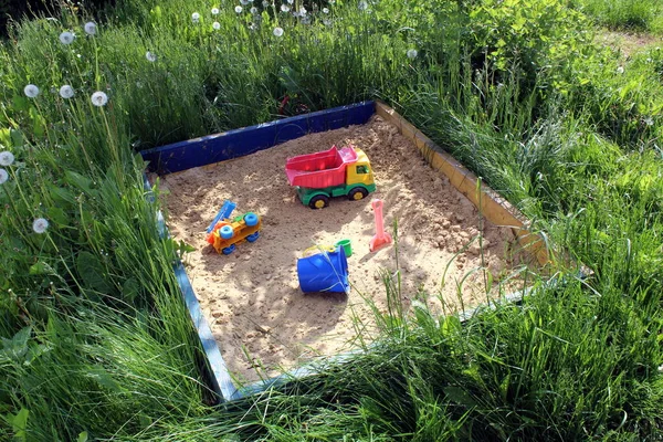 Ein Kindersandkasten Steht Einem Sommertag Gras — Stockfoto