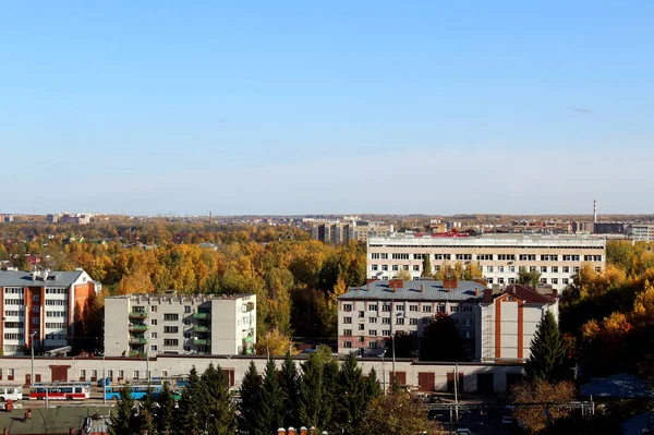 Herbststadt Einem Sonnigen Klaren Tag Gelbe Blätter Den Bäumen Blick — Stockfoto