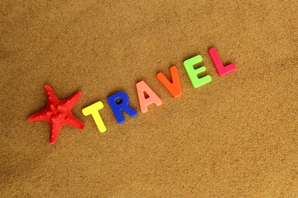 Letras Multicoloridas Com Palavra Viagem Jazem Areia — Fotografia de Stock