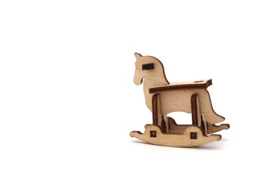 Tahta çocuk oyuncak atı kontrplaktan beyaz izole bir arka planda toplandı..