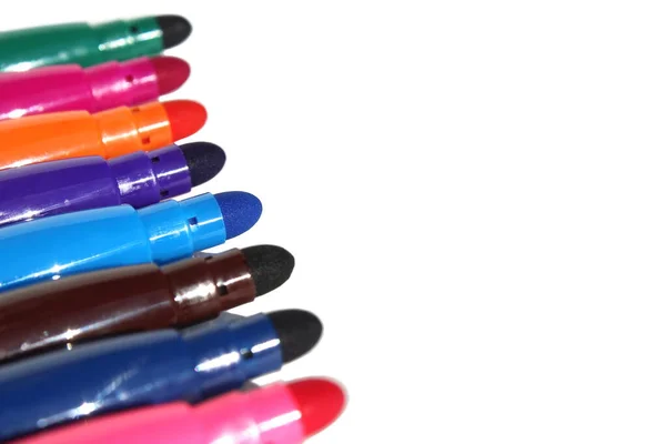 Marcadores Multicolores Brillantes Encuentran Sobre Fondo Blanco —  Fotos de Stock