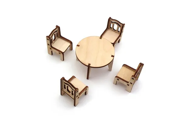 Drewniane Krzesełko Dla Dzieci Stołem Sklejki Białym Izolowanym Tle — Zdjęcie stockowe