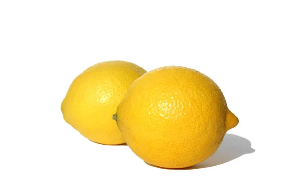 多汁的成熟的黄色柠檬在一个孤立的背景上 — 图库照片
