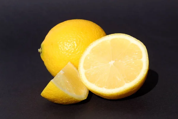多汁的成熟的黄色柠檬在一个孤立的背景上 — 图库照片