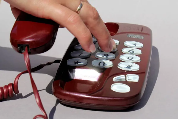 Kvinnas Hand Håller Telefonmottagare Handen Och Trycker Siffrorna För Att — Stockfoto