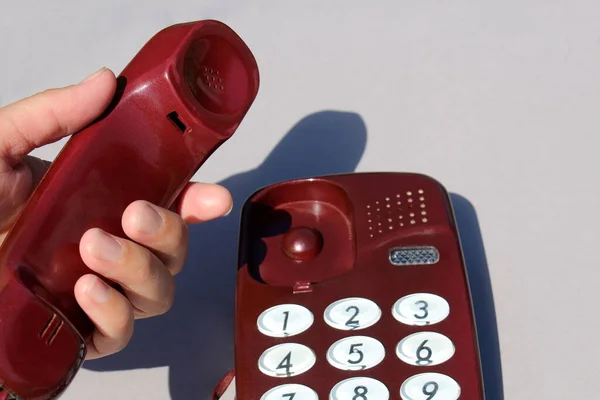Kvinnas Hand Håller Telefonmottagare Handen För Att Ringa Ett Samtal — Stockfoto