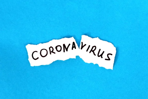 Coronavirus Steht Auf Weißem Papier Auf Blauem Hintergrund — Stockfoto