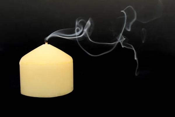 Die Kerze Ist Erloschen Und Rauch Verlässt Sie — Stockfoto