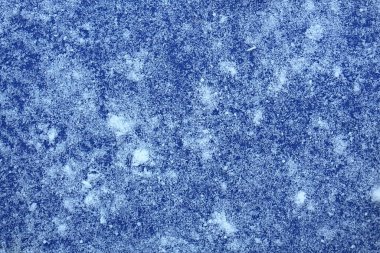 Beyaz kar mavi arkaplan dokusunda yatar.