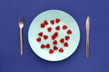 Plakada bir sürü küçük sevgililer günü kartı var..