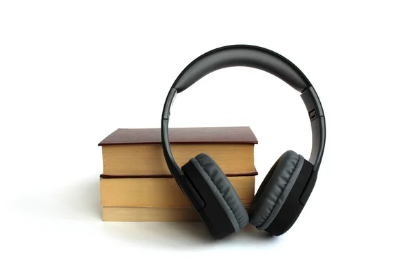 Чорні Навушники Книгами Лежать Білому Ізольованому Фоні — стокове фото