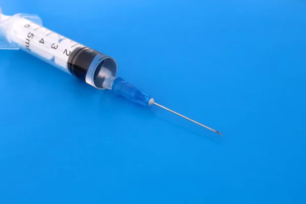 Die Spritze Für Die Injektion Liegt Auf Blauem Hintergrund — Stockfoto