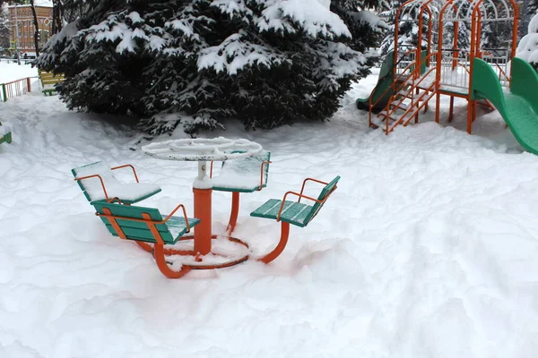 Kindercarrousels Speeltuin Onder Een Laag Witte Sneeuw Winter — Stockfoto