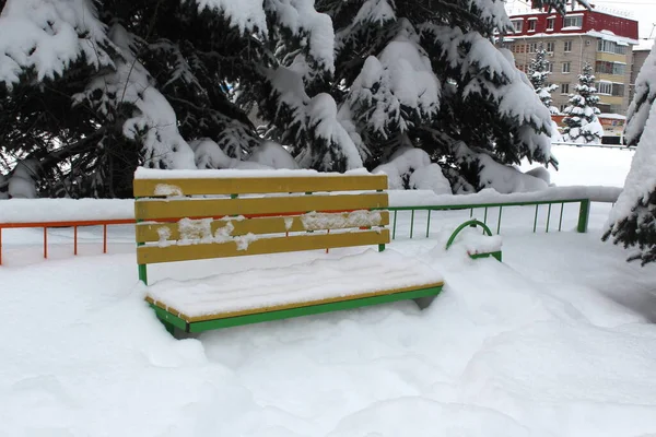 Bench Het Park Bedekt Met Sneeuw Een Zware Sneeuwval — Stockfoto