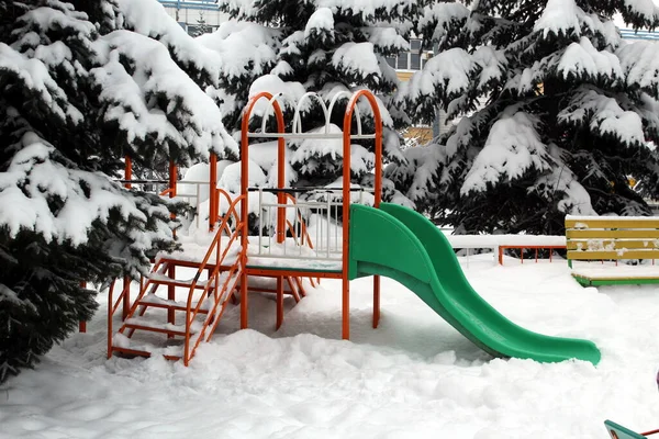 Scivolare Nel Parco Giochi Sotto Uno Strato Neve Bianca Inverno — Foto Stock